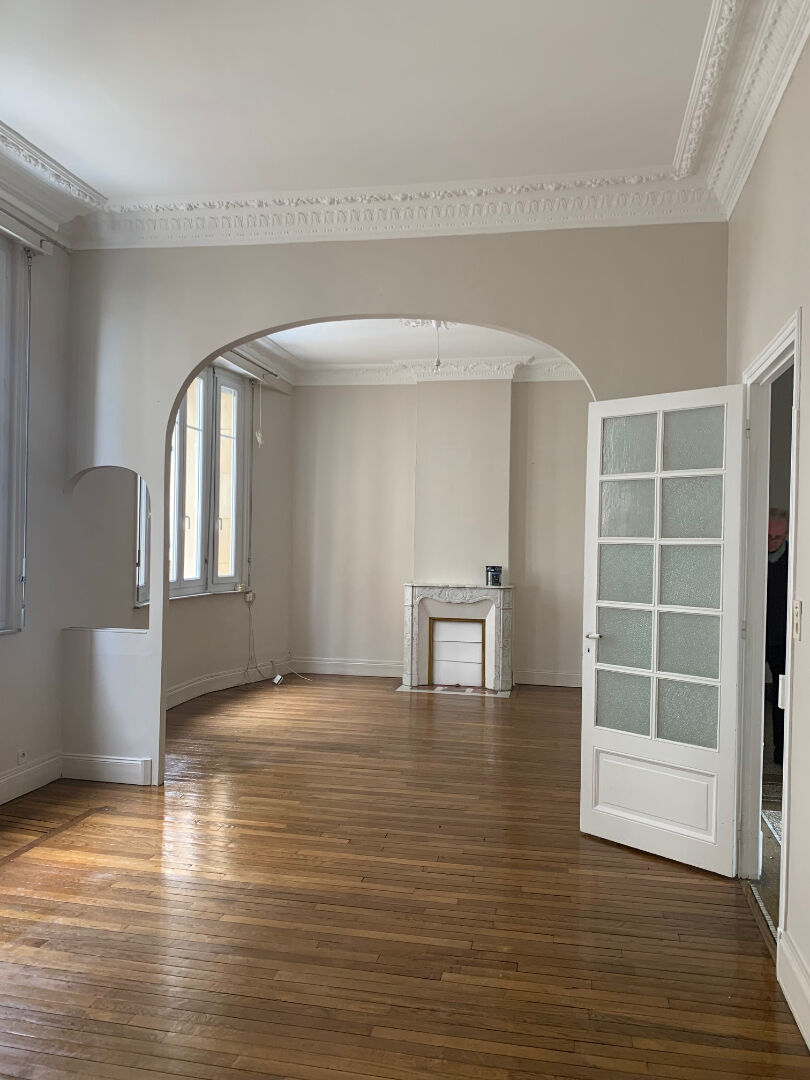 A LOUER appartement  plein centre ville de Saint Quentin 4 pièce(s) 140 m2