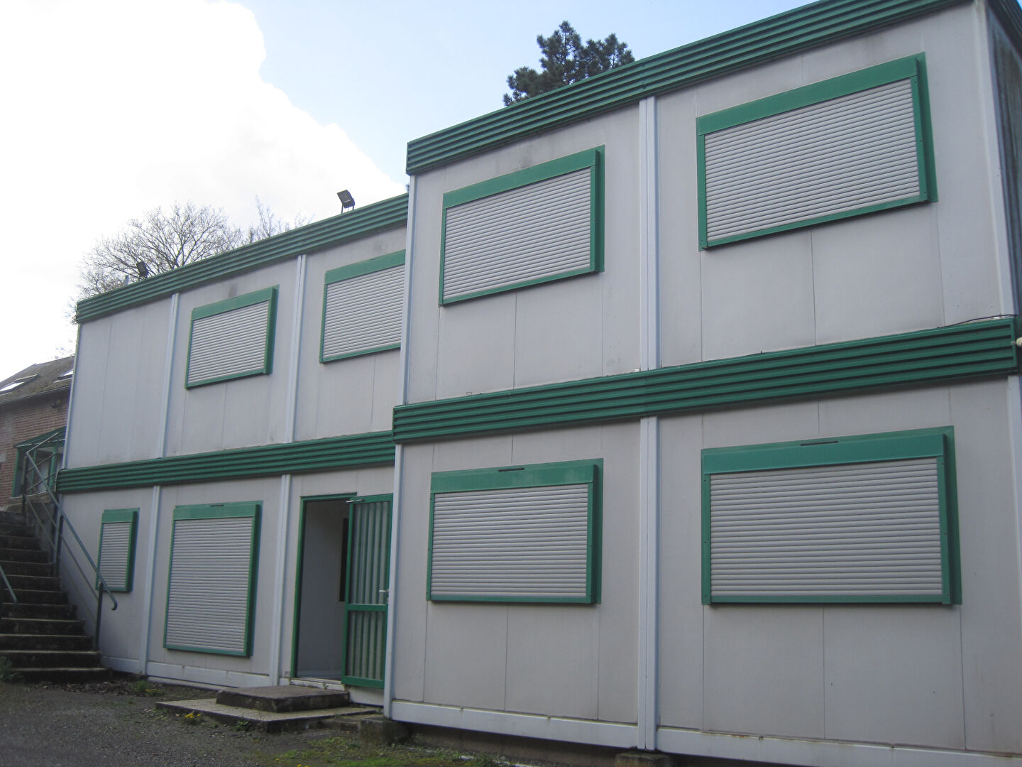 Photo A LOUER CINQ BATIMENTS POUR BUREAUX DIVISIBLE PROCHE ST QUENTIN image 2/6