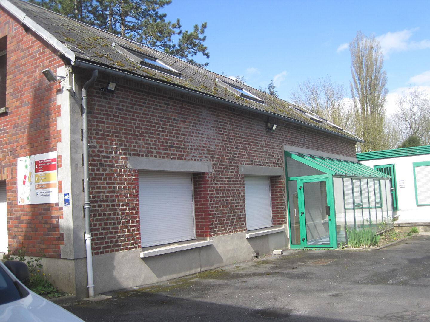 Photo A LOUER CINQ BATIMENTS POUR BUREAUX DIVISIBLE PROCHE ST QUENTIN image 3/6