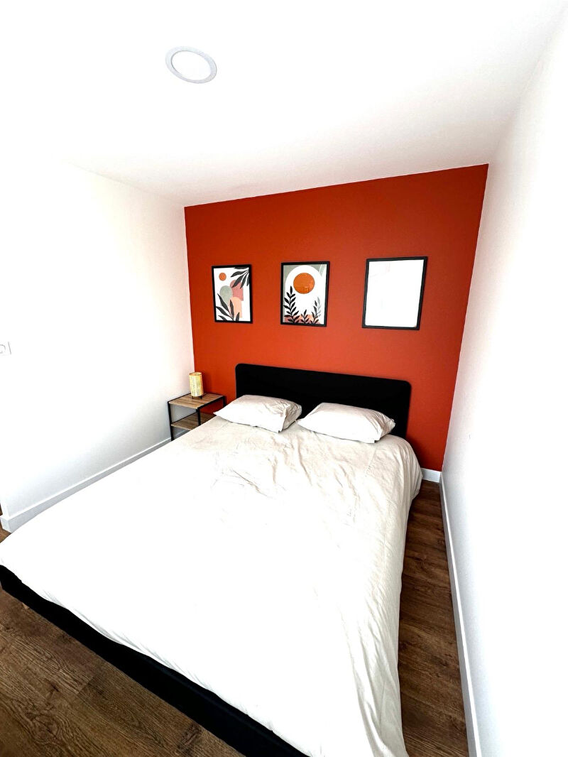 A LOUER STUDIO  MEUBLE NEUF PLEIN CENTRE VILLE DE ST QUENTIN 02100