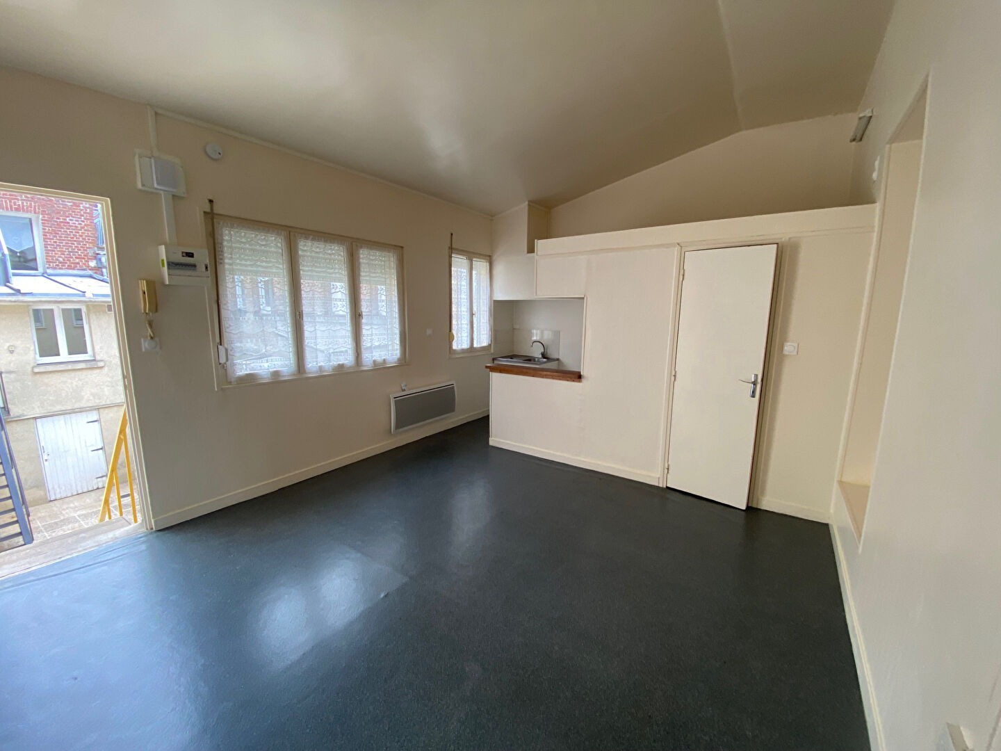 Photo A LOUER APPARTEMENT 35 m2 CENTRE VILLE SAINT QUENTIN 02100 image 2/5