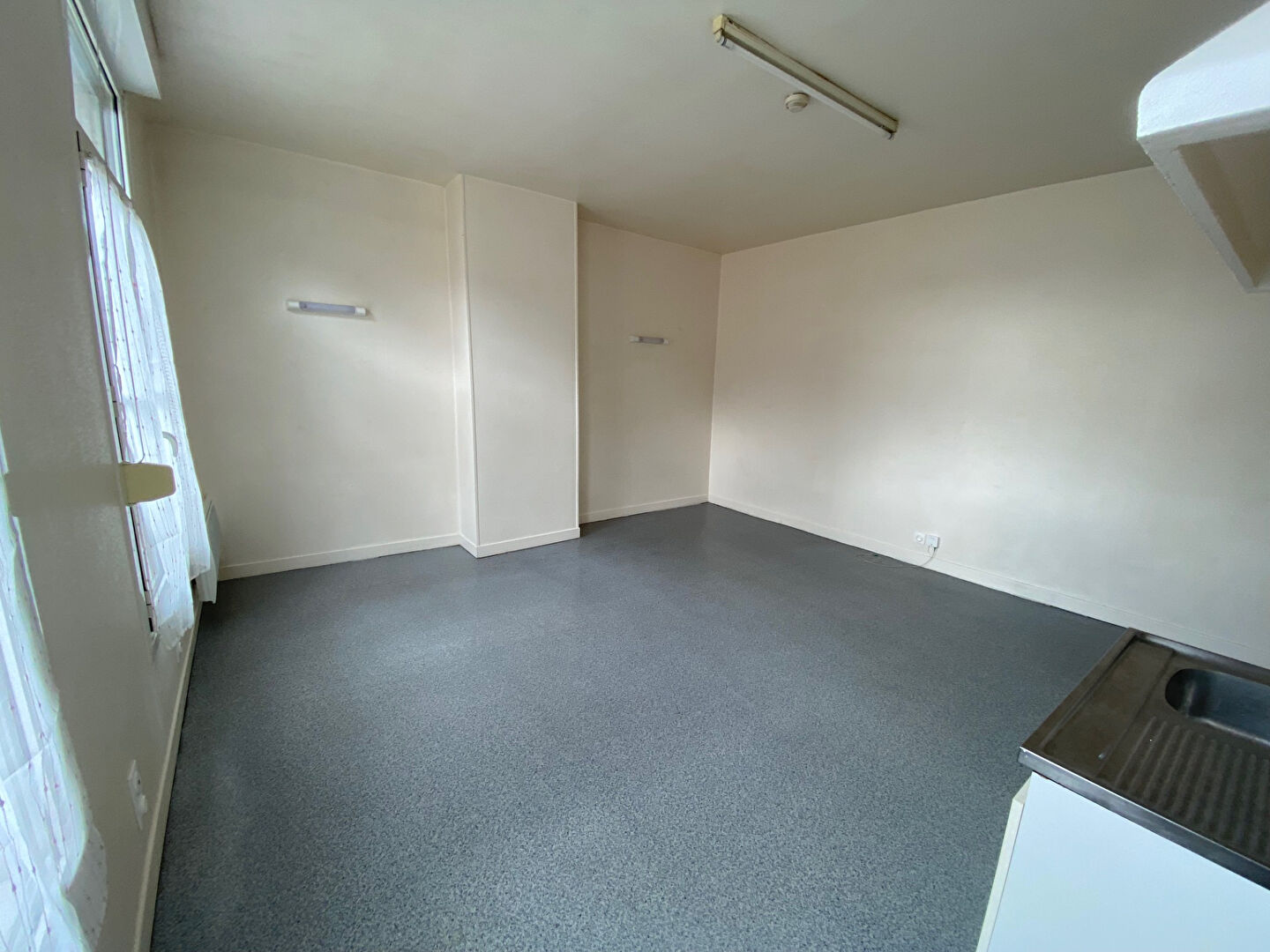 Photo A LOUER STUDIO PROCHE CENTRE VILLE DE SINT QUENTIN 02100 image 2/4