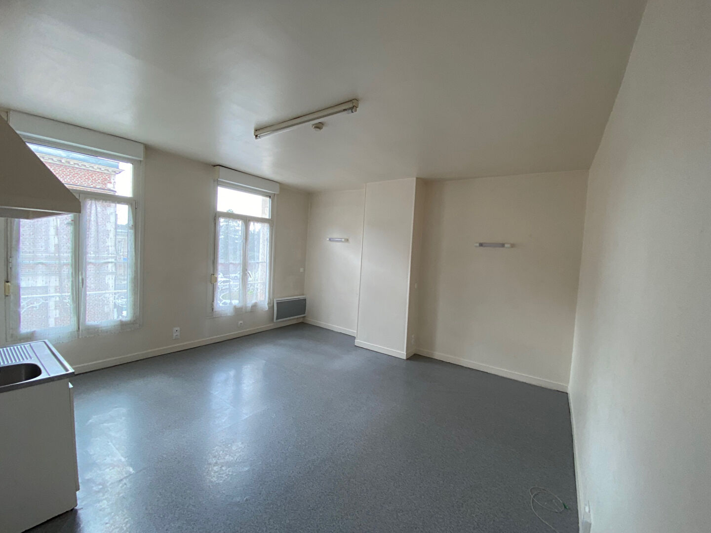 Photo A LOUER STUDIO PROCHE CENTRE VILLE DE SINT QUENTIN 02100 image 3/4