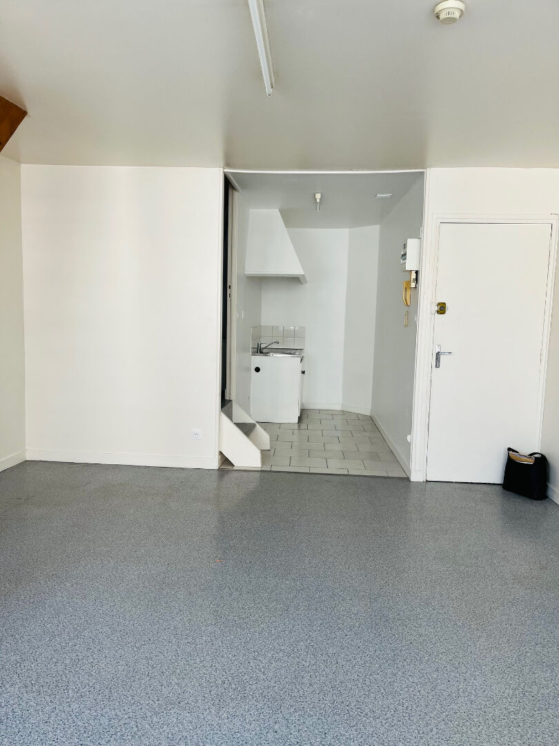 A LOUER APPARTEMENT EN DUPLEX EN PLEIN CENTRE VILLE UNE CHAMBRE ST QUENTIN 02100.