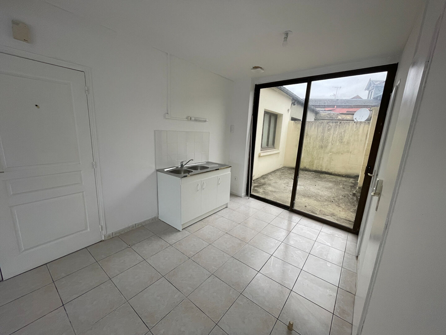 Photo A LOUER STUDIO EN RDC QUARTIER FBG D'ISLE ST QUENTIN 02100 image 2/6