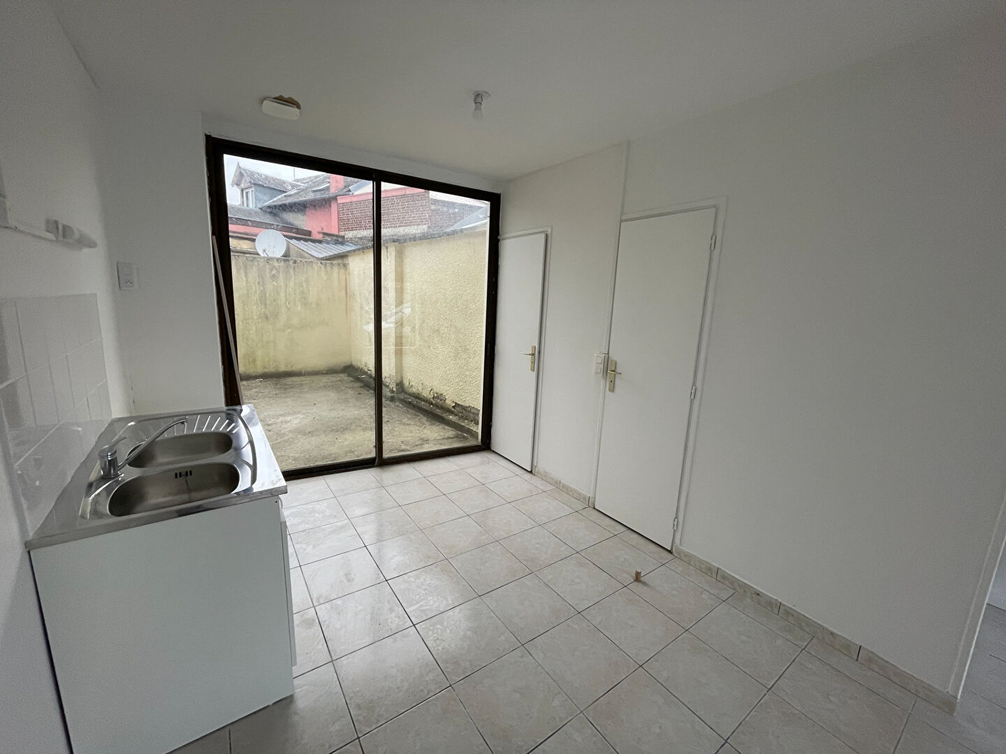 Photo A LOUER STUDIO EN RDC QUARTIER FBG D'ISLE ST QUENTIN 02100 image 3/6