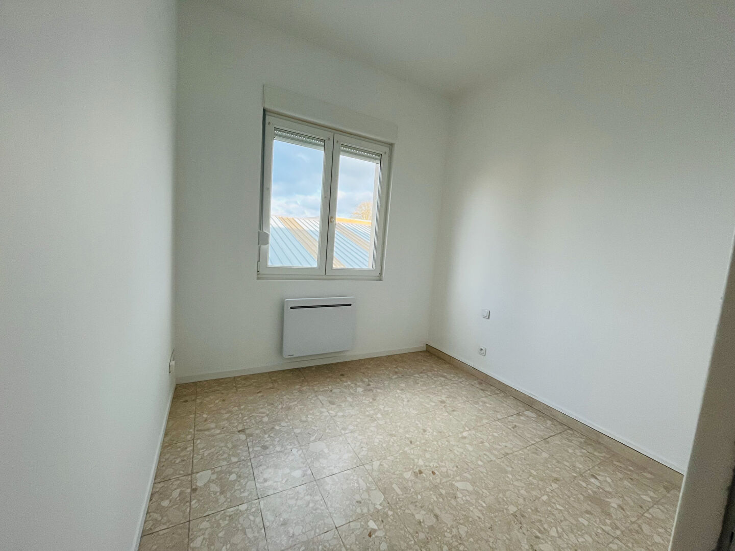 Photo A LOUER STUDIO PROCHE DU CENTRE VILLE DE SAINT QUENTIN 02100. image 2/3