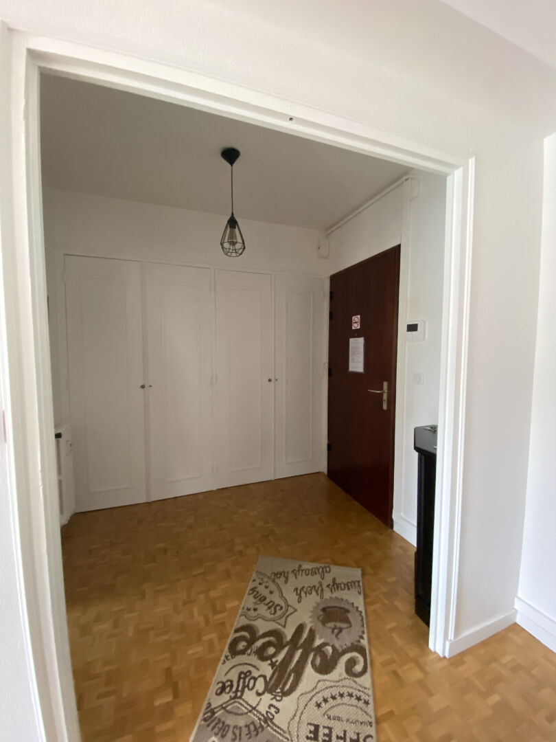 Photo DINAN : Centre, Grand  T2, 65m² image 6/6