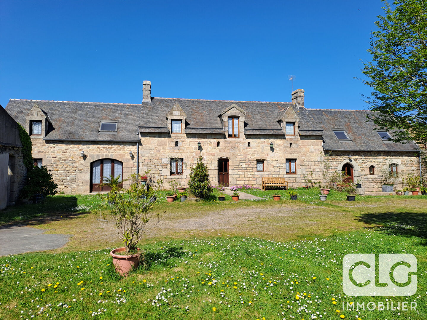 Gîtes COMBRIT 211 m2 à 1 km de la plage.