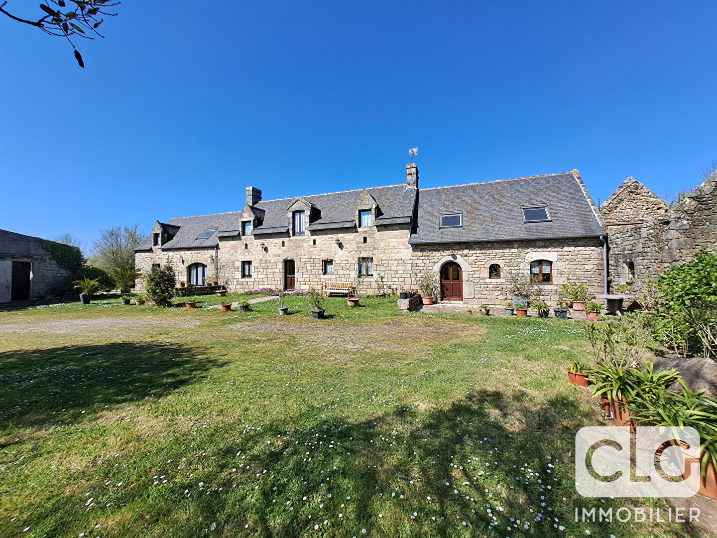 Photo Gîtes COMBRIT 211 m2 à 1 km de la plage. image 4/6