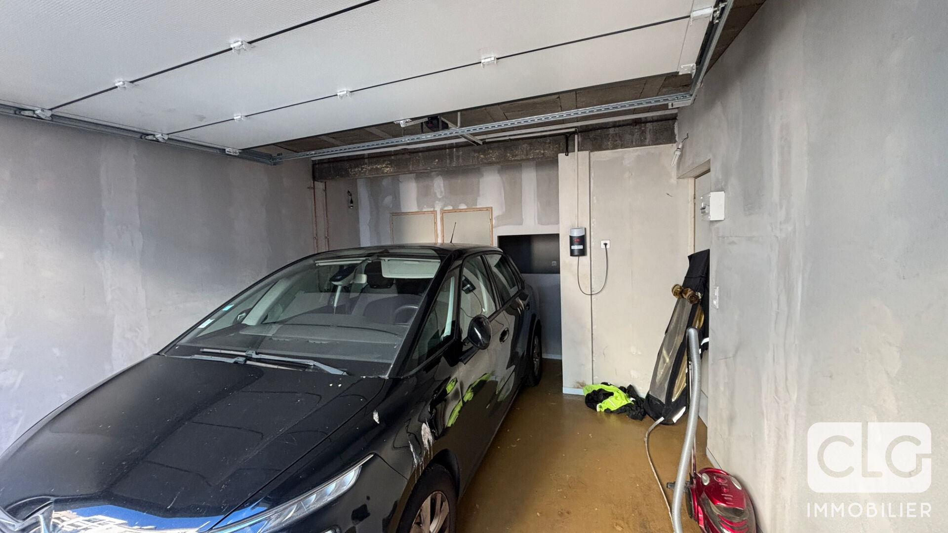 Garage ,atelier , WC , 33 m²