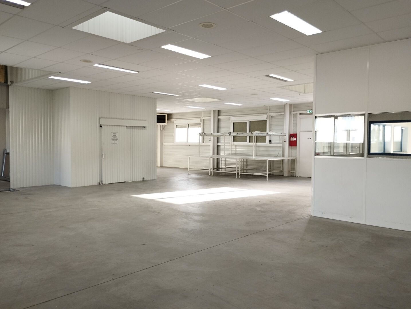 Photo Local d'activité Dortan 877 m2 image 2/6