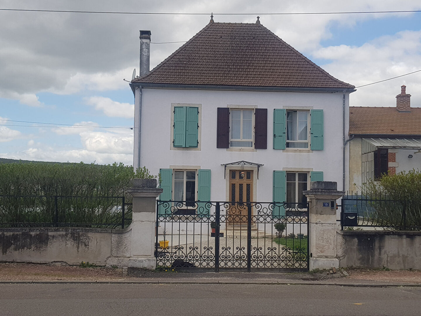 Photo EXCLUSIVITE   Sud de Beaune, Vue sur les vignes, belle maison  ancienne avec jardin clos, cave et garage. image 1/6