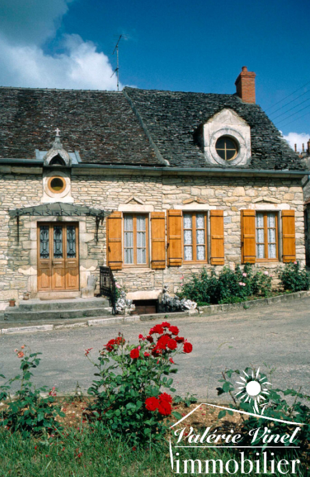 Ensemble immobilier  avec cuverie et dépendances