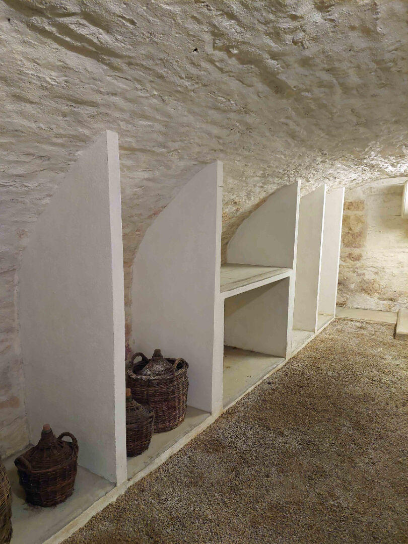 Photo Ensemble immobilier  avec cuverie et dépendances image 2/6