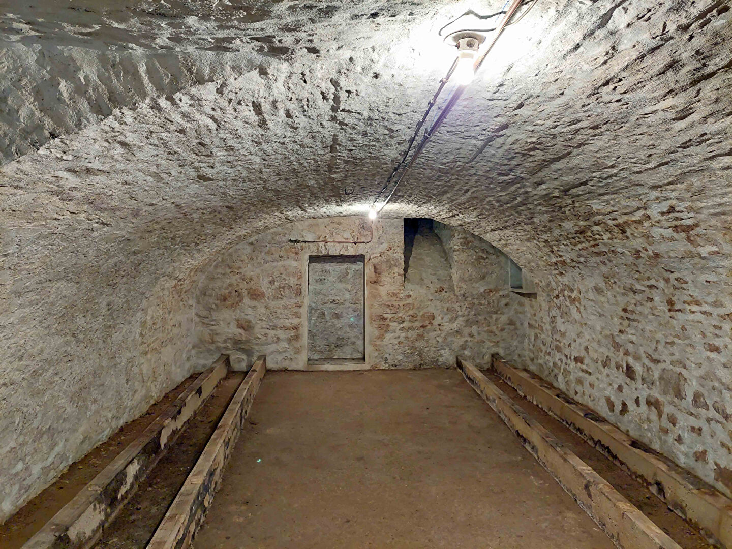 Photo Ensemble immobilier  avec cuverie et dépendances image 3/6