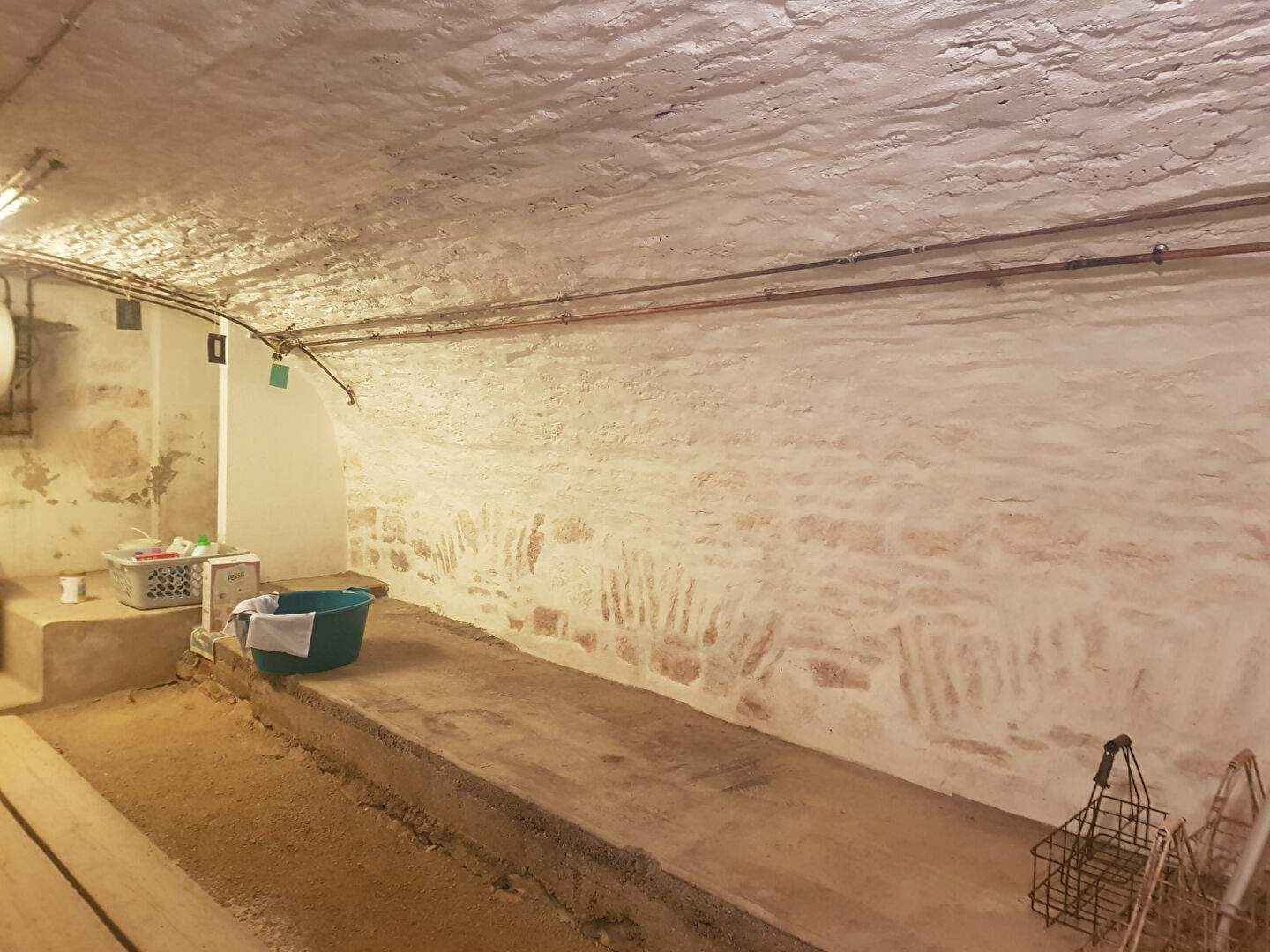 Photo Ensemble immobilier  avec cuverie et dépendances image 6/6