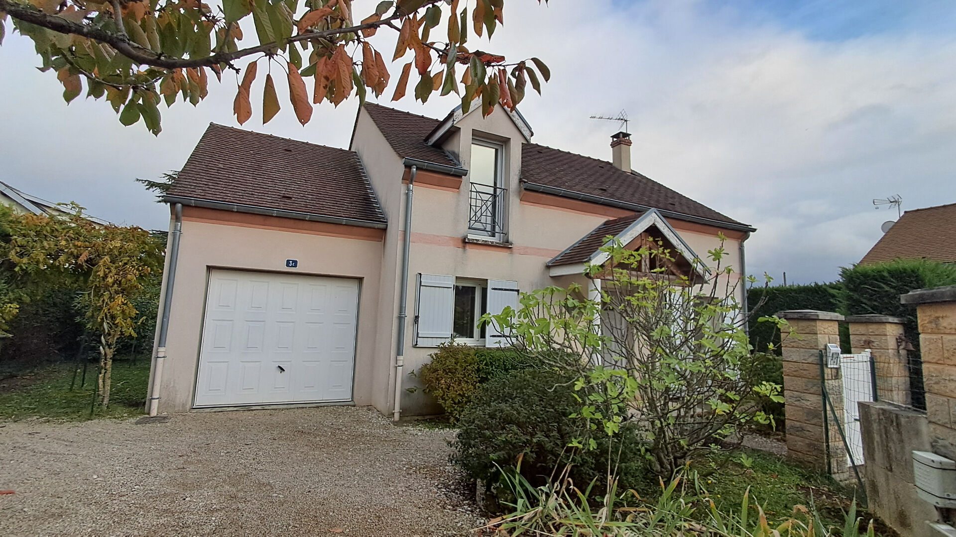 OFFRE ACCEPTEE   Maison Beaune. 5 chambres. Jardin clos