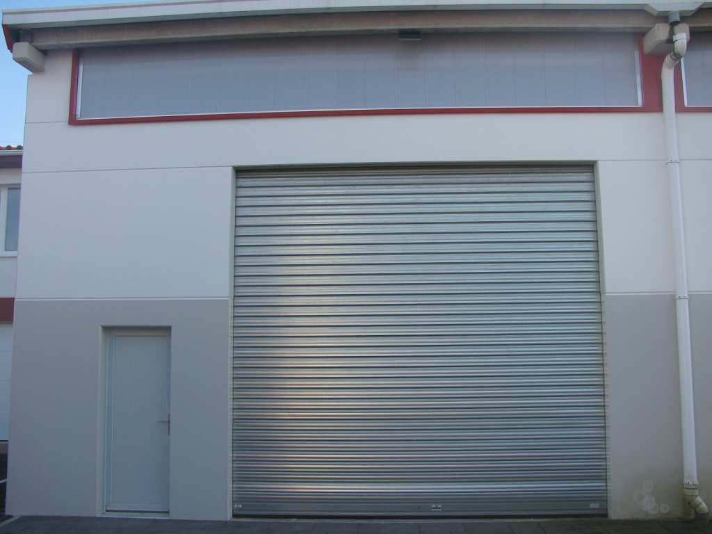 Photo A LOUER A LAHONCE DEPOT DE 168M² image 1/2