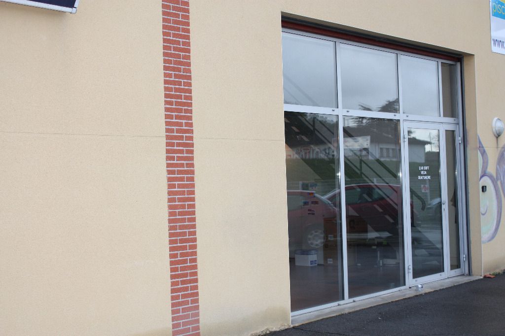 A LOUER A  AUCAMVILLE LOCAL DE 94M²