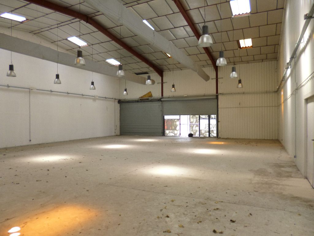 Photo CUGNAUX Local commercial de  2000 m² image 2/3