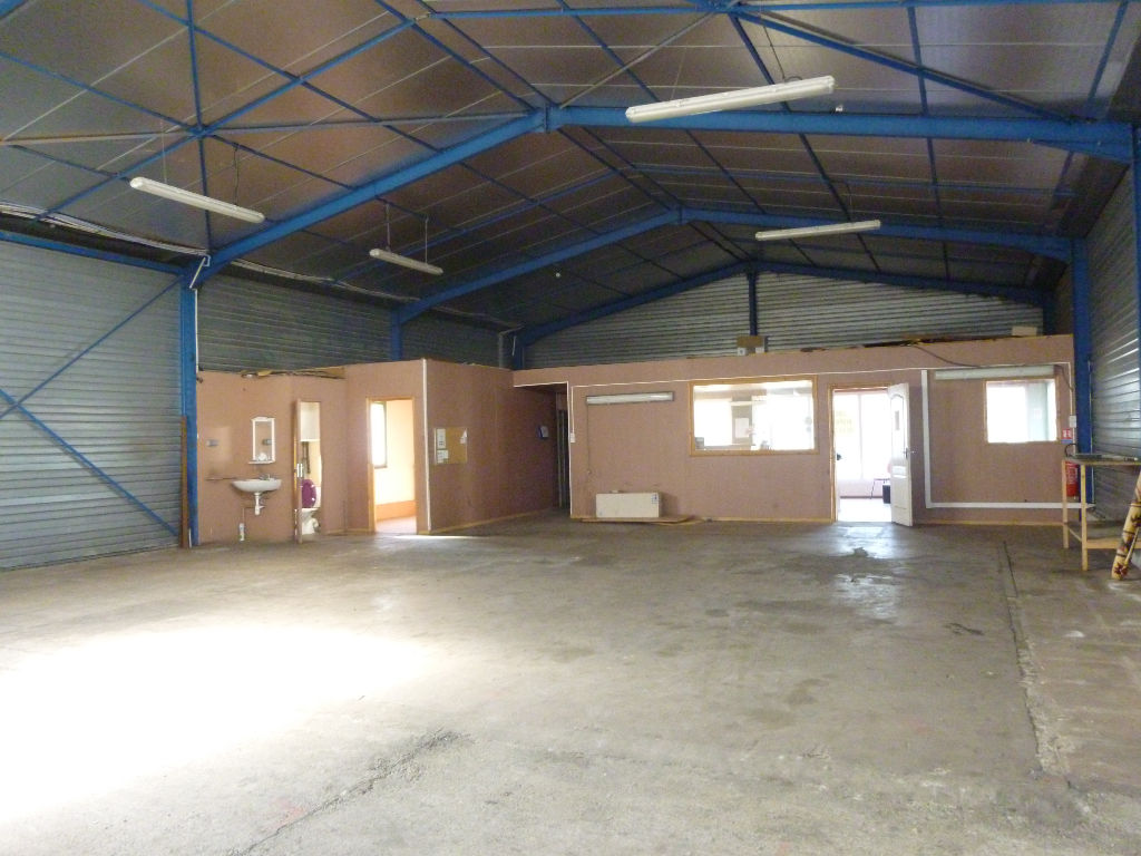 A LOUER LOCAL DE 415M² A BEAUZELLE