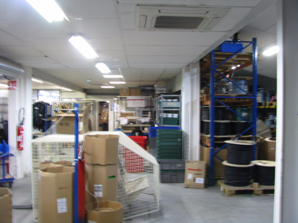 Photo A LOUER proche Bayonne local d'activité 2050m² image 2/6