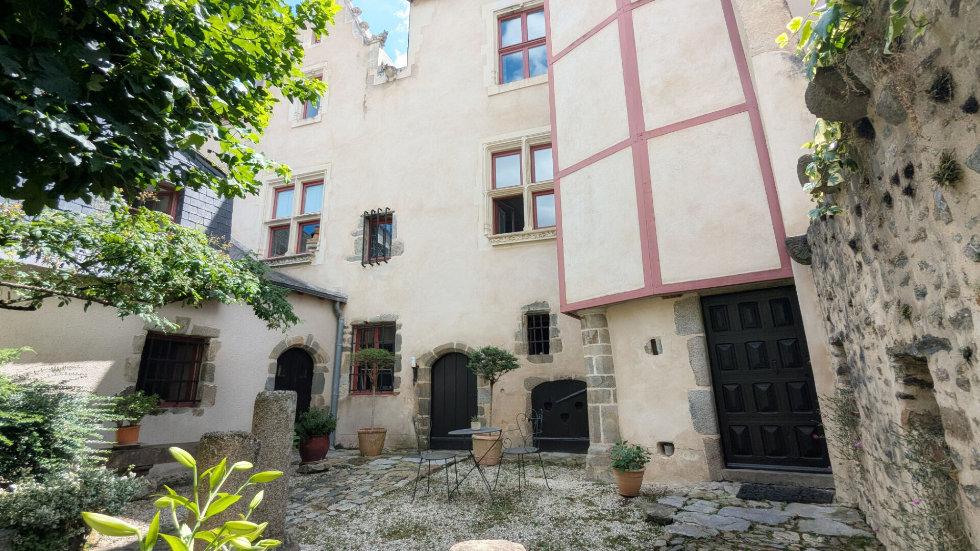 ACHAT-VENTE  HYPER CENTRE LAVAL MAISON DE CARACTERE