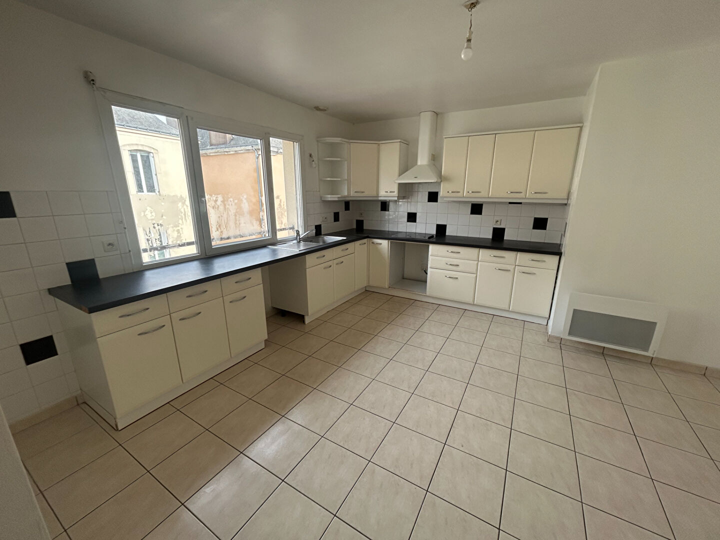 Photo BECON LES GRANITS Appartement T4 108m² image 2/6