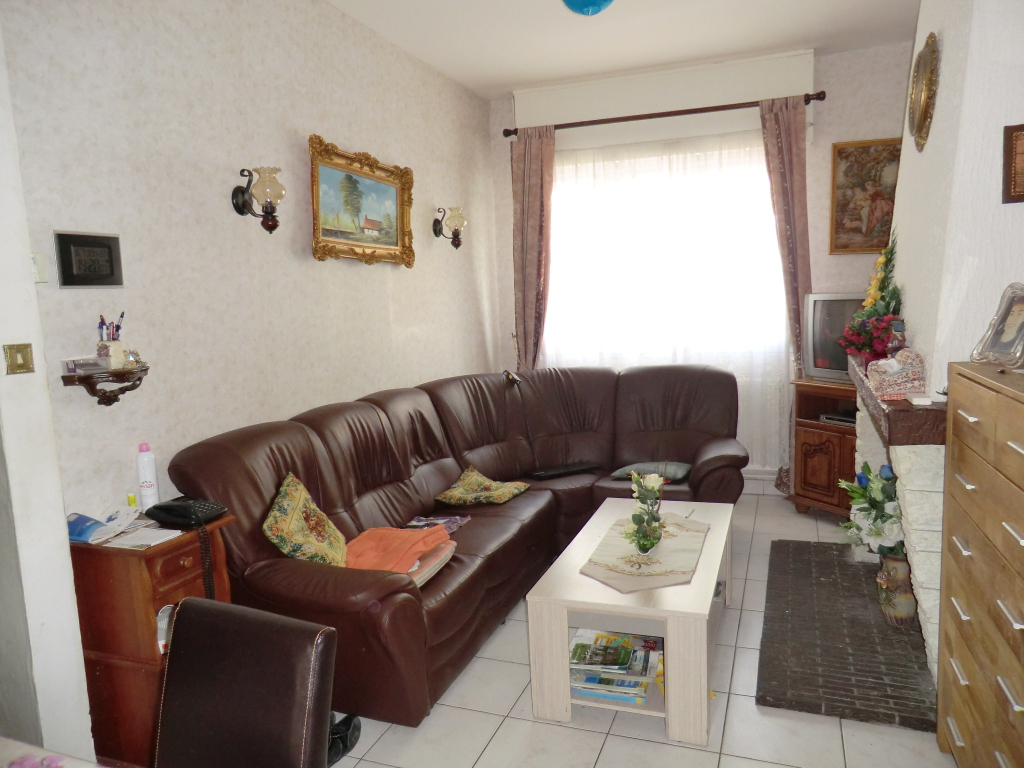 A VENDRE   - CALAIS SECTEUR MOLLIEN  - MAISON (87M²) AVEC COUR (10M°)**