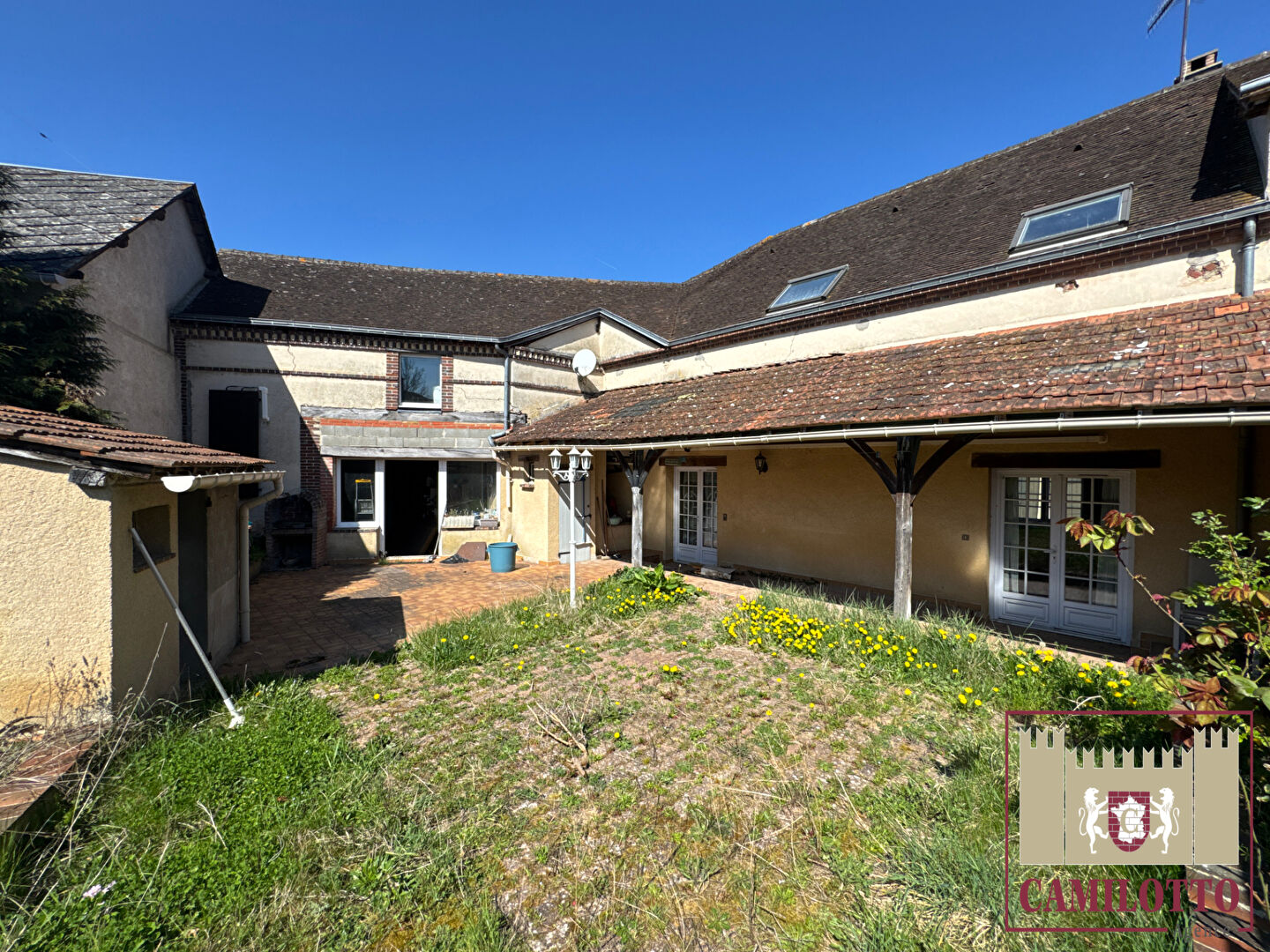 PROCHE DE NOGENT LE ROI, ECOLES ET COMMERCES A PIED, AU CALME GRANDE MAISON DE VILLE
