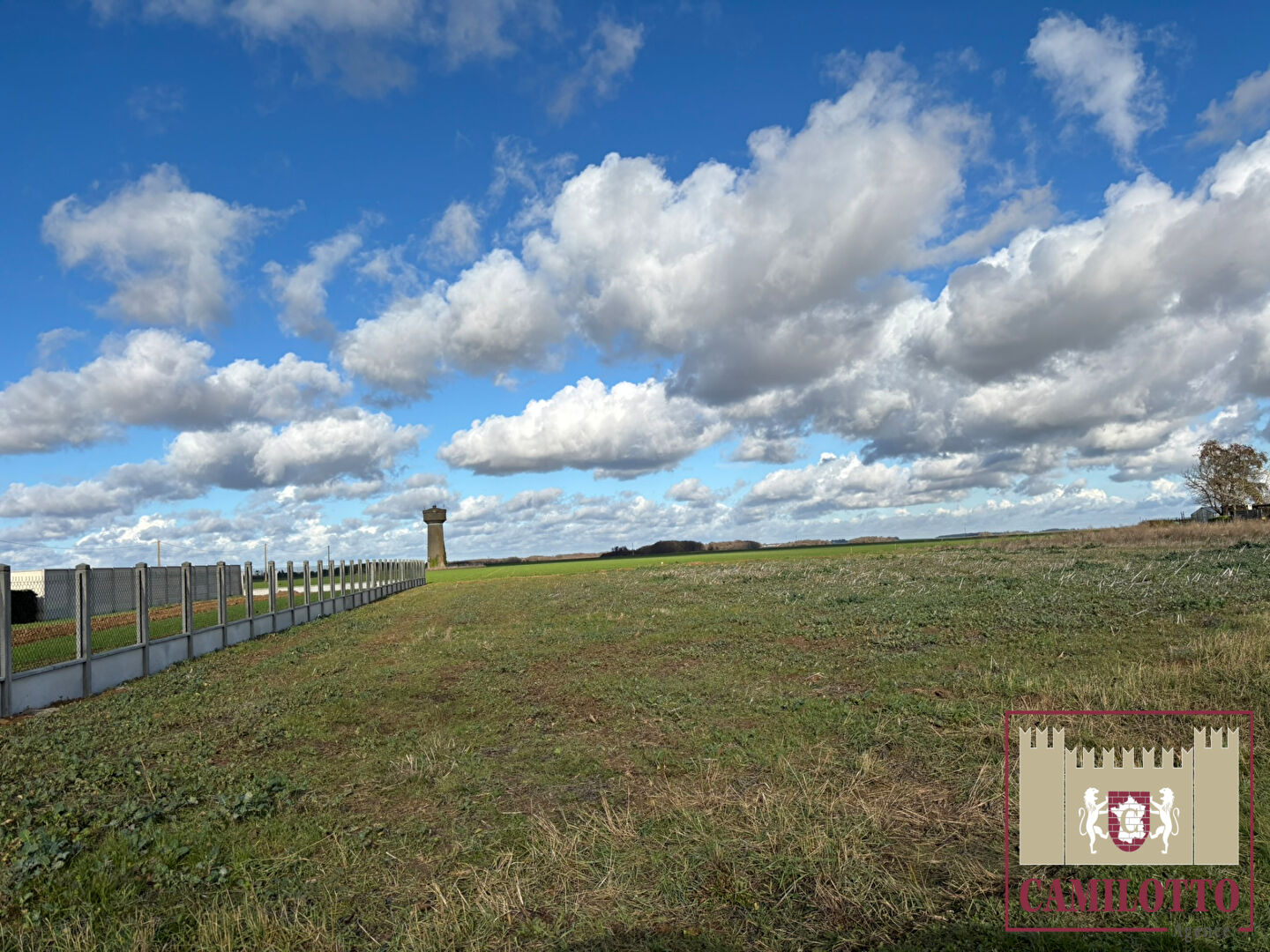 Photo TERRAIN CONSTRUCTIBLE proche RN12 image 1/2