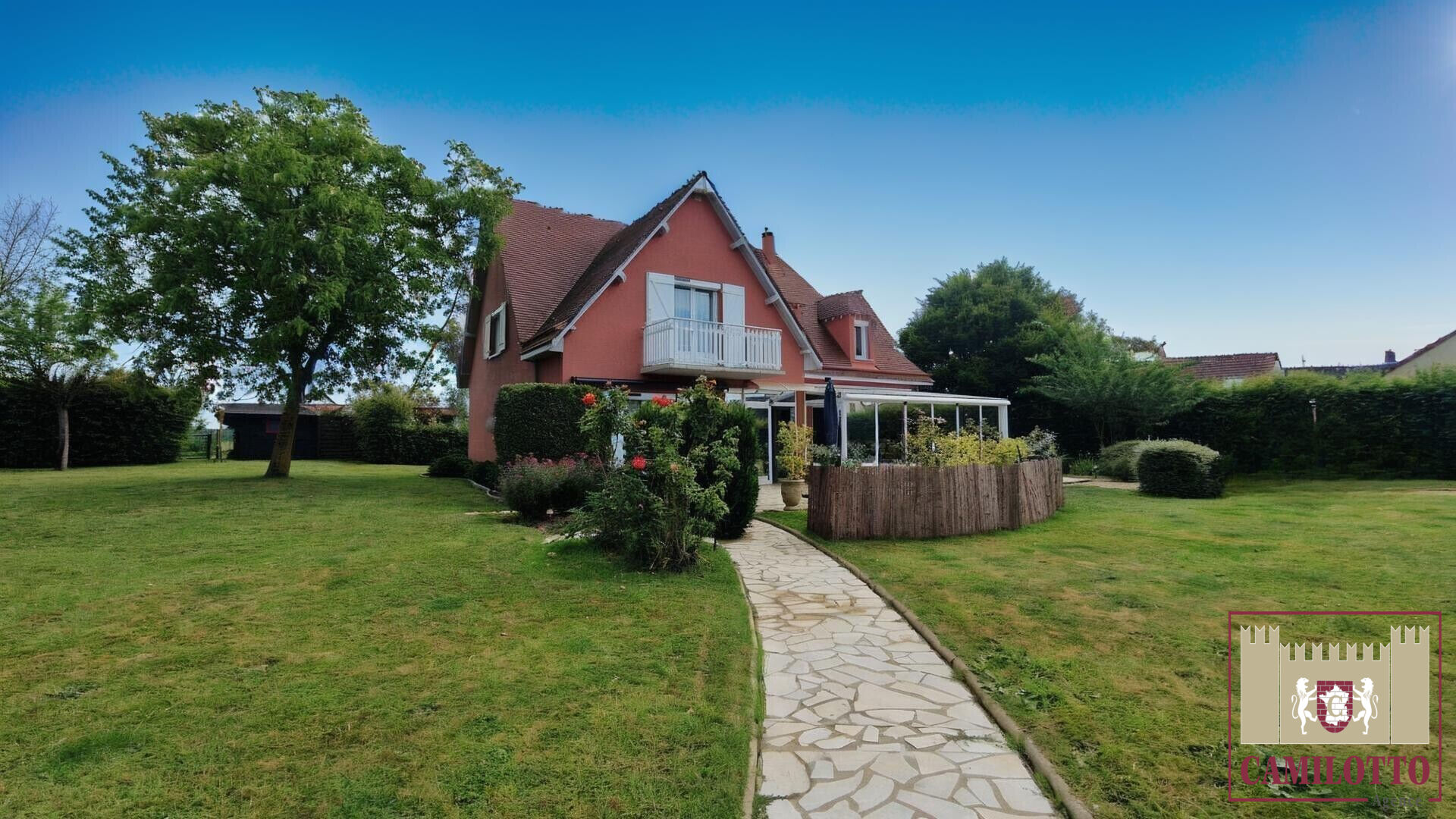 Entre MAINTENON et CHARTRES : Maison Familiale traditionnelle  de 7 pièces de  209 m²