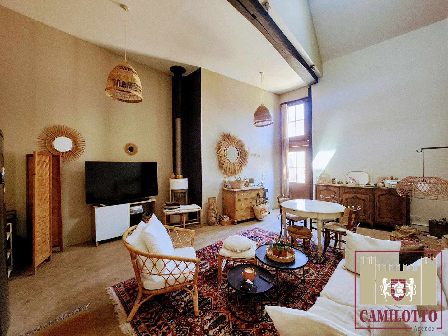 Agglomération de Nogent-le-Roi  - Maison ancienne rénovée avec goût  - Terrain clos ? Ambiance chaleureuse et volumes atypiques