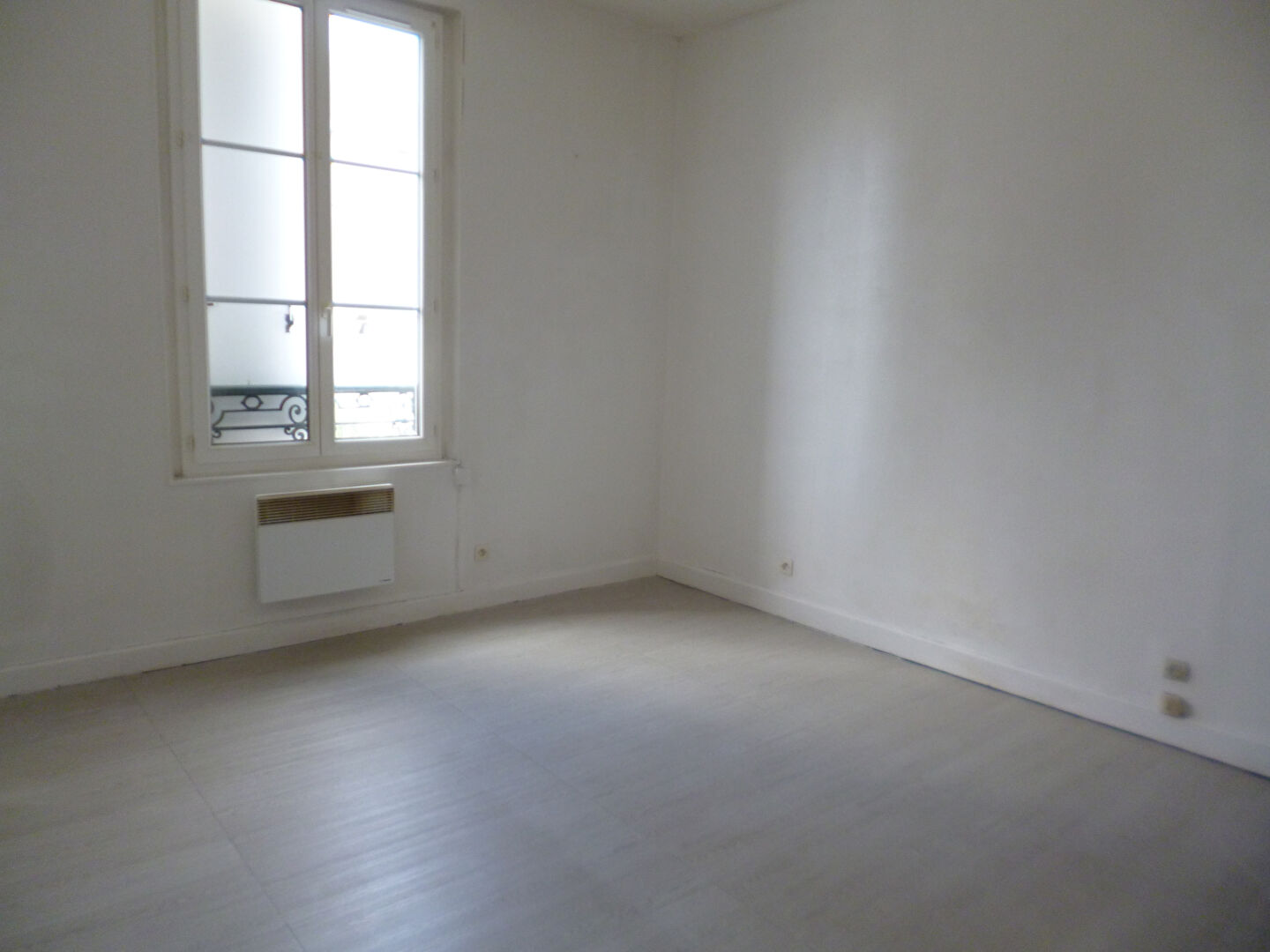 Photo APPARTEMENT F2 -  CENTRE VILLE DE NOGENT LE ROI - A 10 MINUTES D'EPERNON. image 3/6