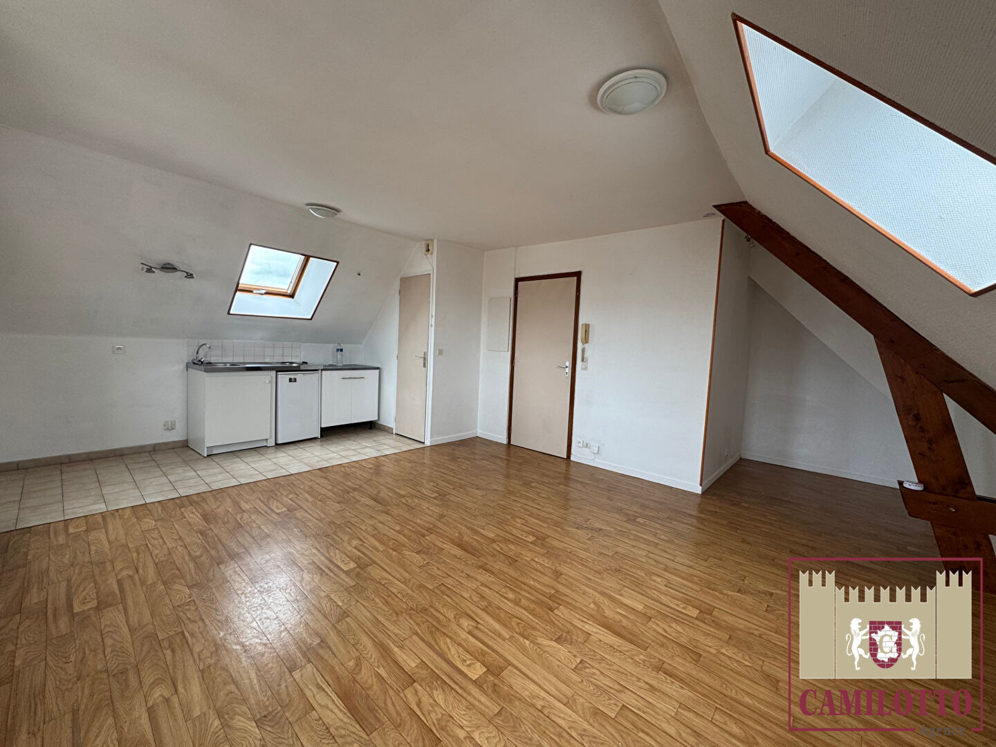 A VENDRE - APPARTEMENT LOUE - NOGENT LE ROI - PARKING