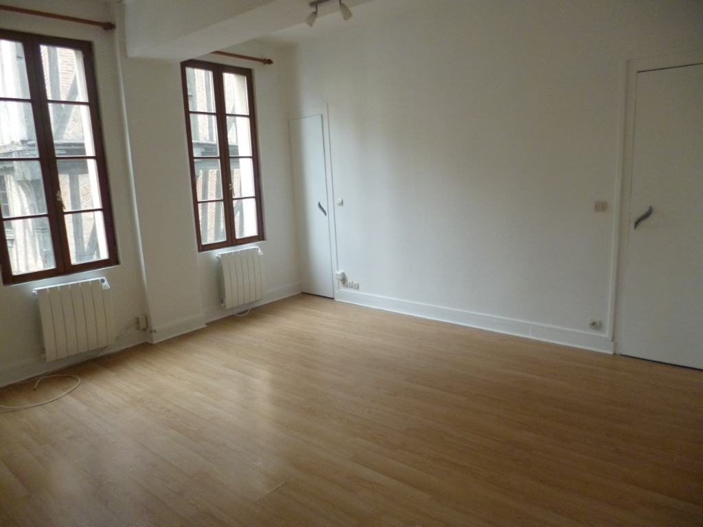 Photo A VENDRE - NOGENT LE ROI - IMMEUBLE LOCATIF image 2/6