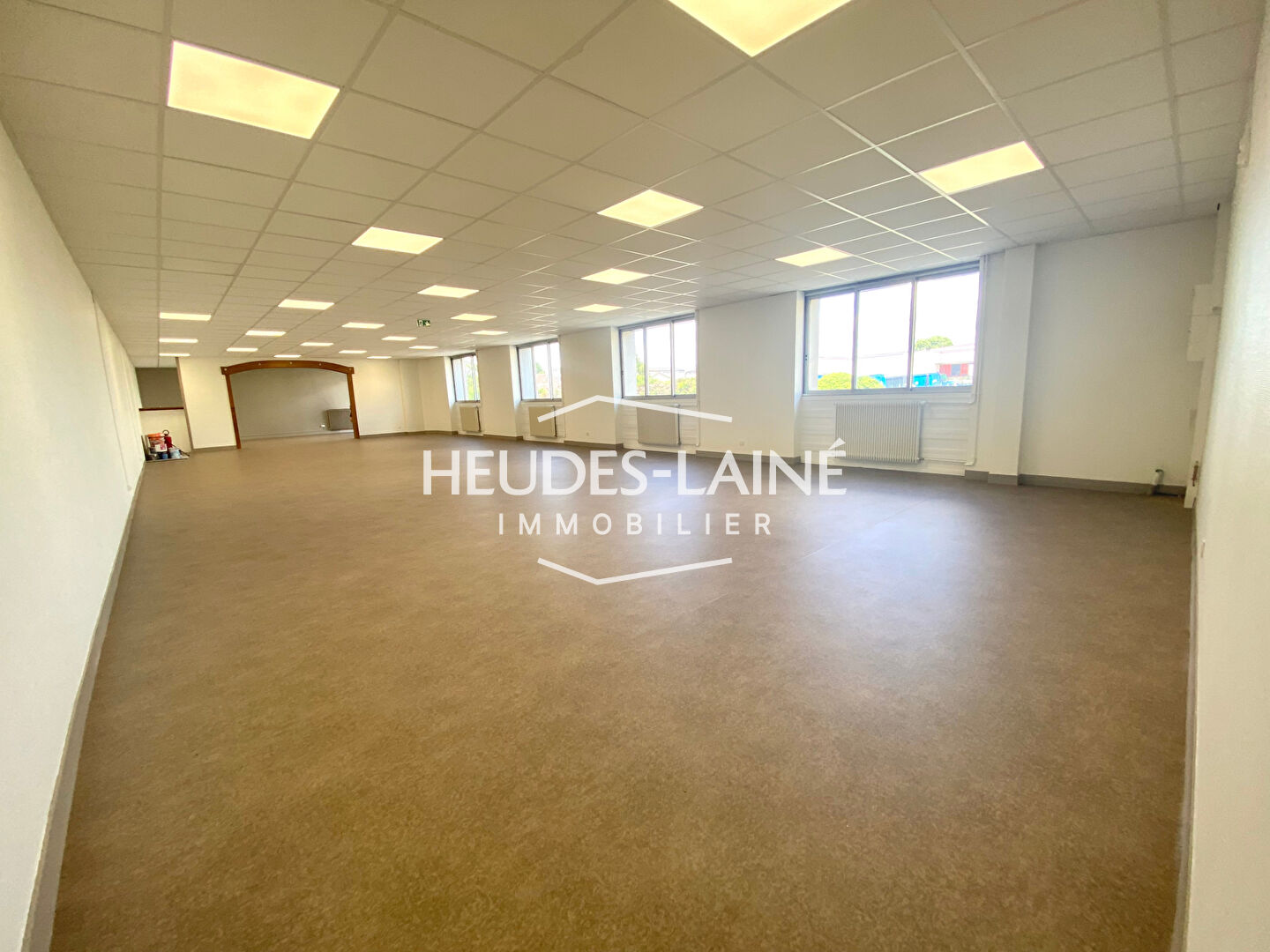 Photo A LOUER : SAINT HILAIRE DU HARCOUET - Local Commercial image 2/6