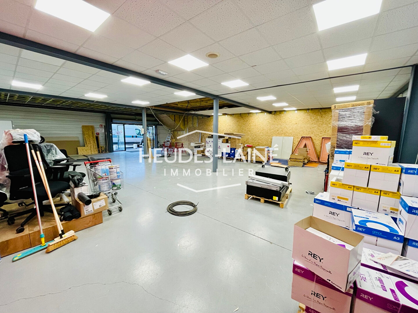 A LOUER : LE VAL SAINT PERE- LOCAL COMMERCIAL