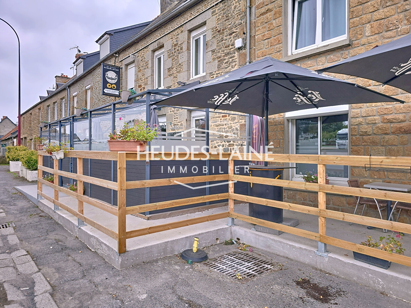 Photo Fonds de commerce & murs commerciaux avec logement et terrain - Axe passant image 2/6