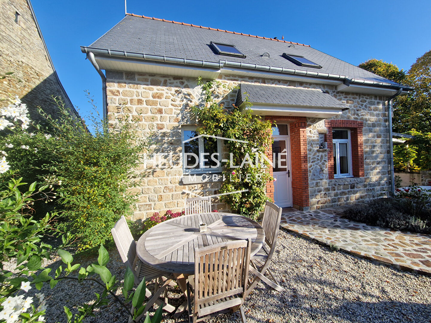 Maison en pierres au coeur de la Baie du Mont-Saint-Michel ? Courtils