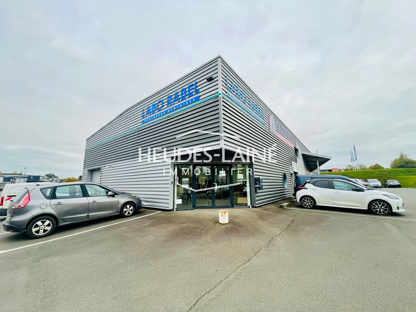 A LOUER : LE VAL SAINT PERE - LOCAL COMMERCIAL - 210 m² environ