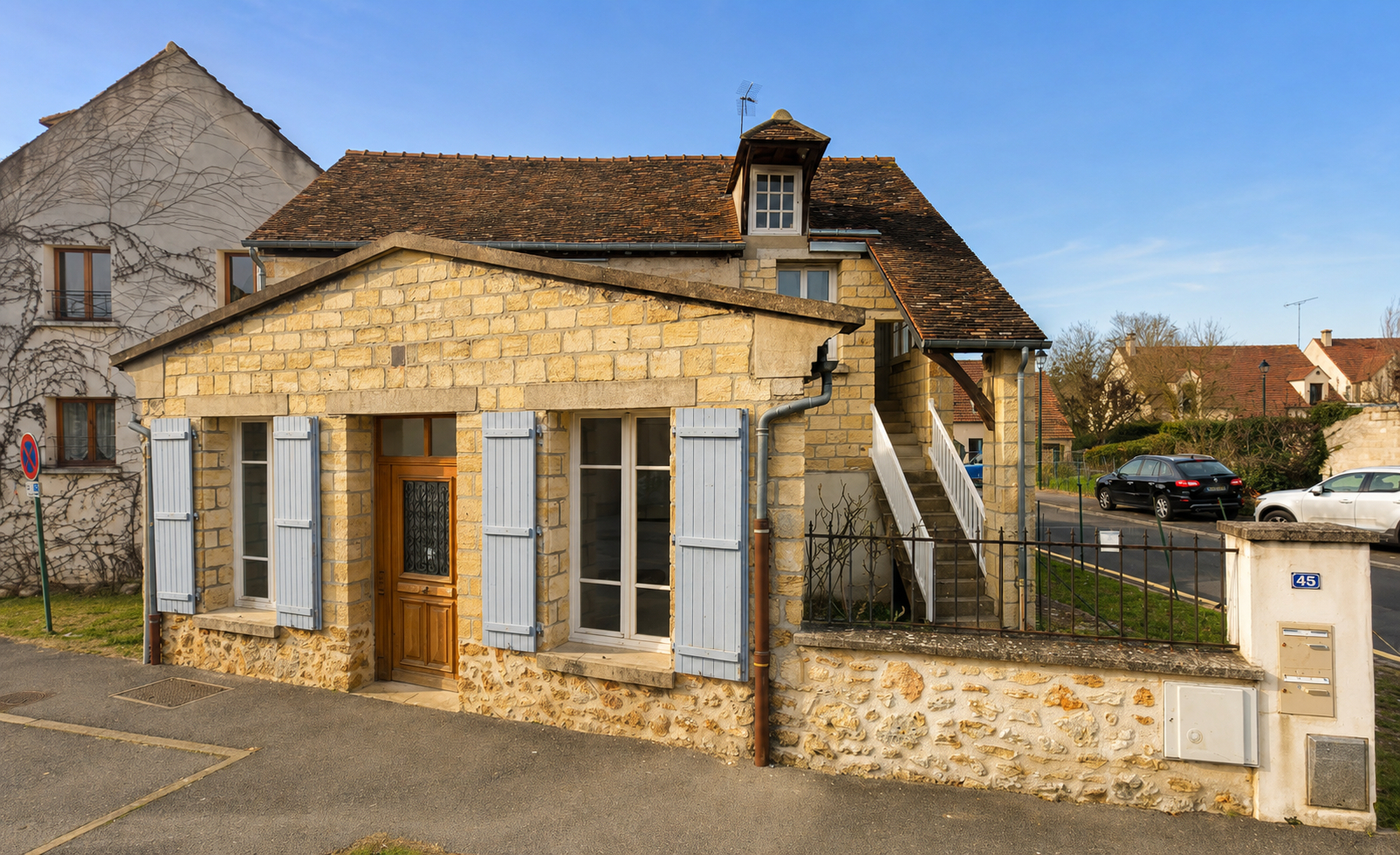 Ensemble immobilier : local professionnel avec appartement T3 à Neuville sur Oise