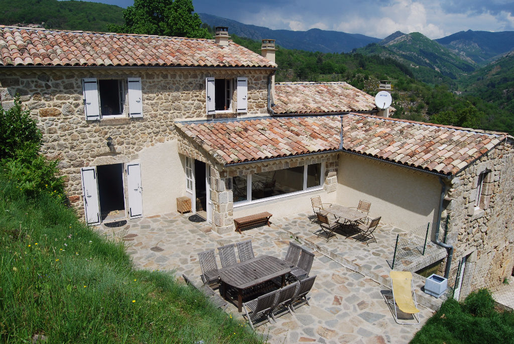 Belle Maison typiquement ardéchoise - entièrement refaite - domine un