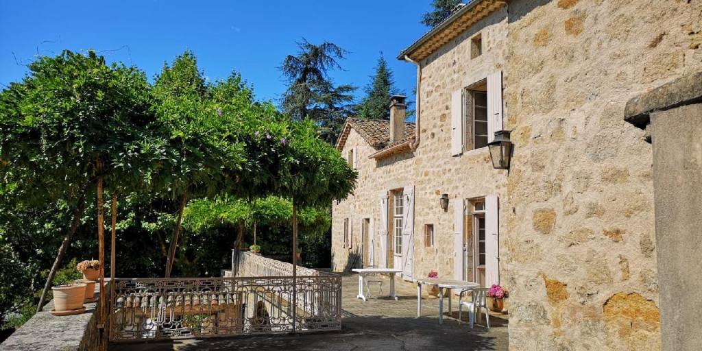 ARDECHE à 10 mn du centre d'AUBENAS SUPERBE MAISON de MAITRE de 15 pièces 480 M2 sur PARC 1 HA