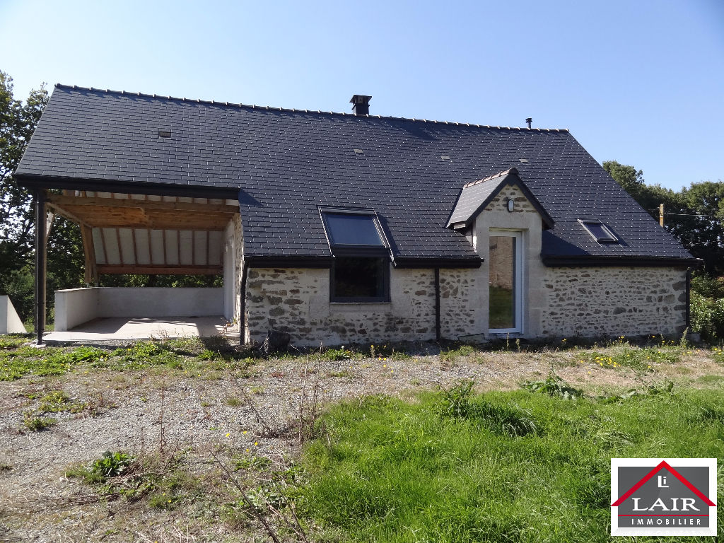 A vendre, Saint Pierre des Nids, ensemble de maisons en pierres