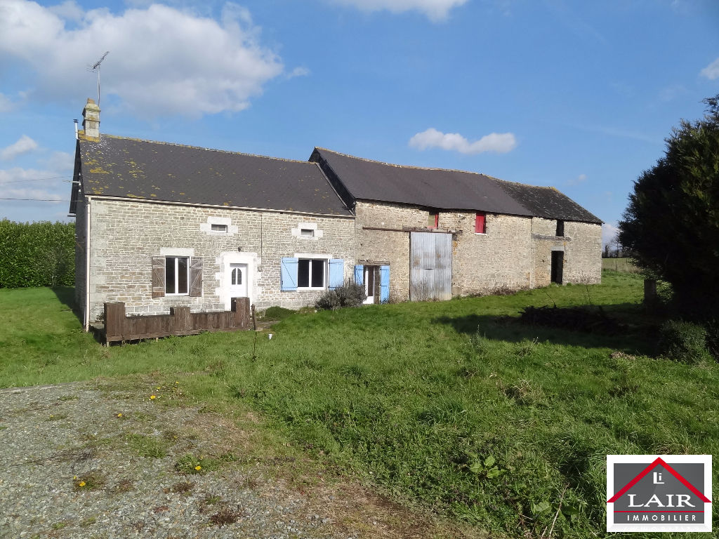 A vendre, Saint Pierre des Nids, ensemble de maisons en pierres