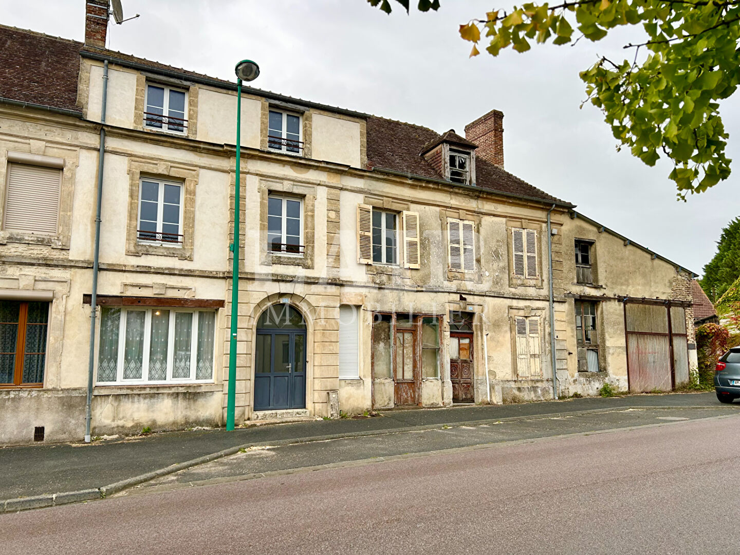 Ensemble immobilier à vendre situé au Bourg-Saint-Léonard REF T14802