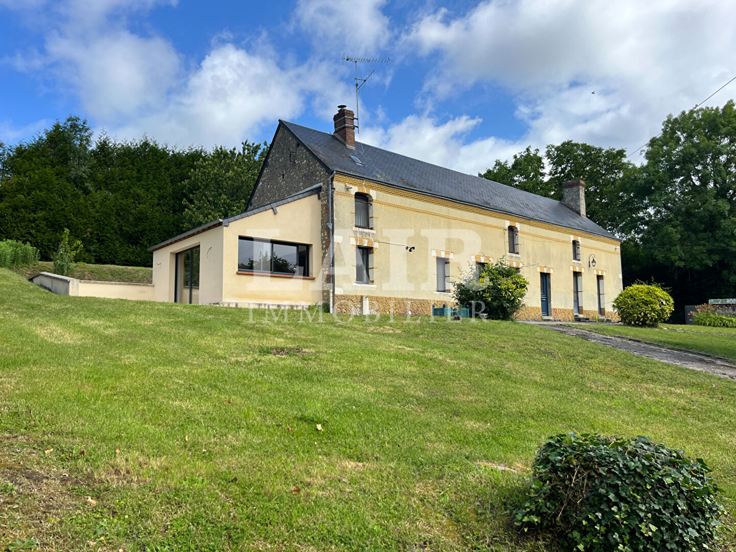 Maison de caractère située à moins de 5 minutes du Mêle sur Sarthe. Ref : L14501