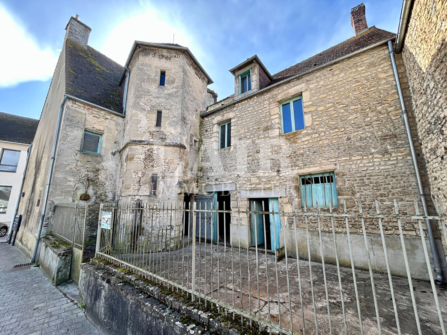 Propriété avec Tour à rénover dans le centre ville d'Ecouché les vallées - Réf T15185